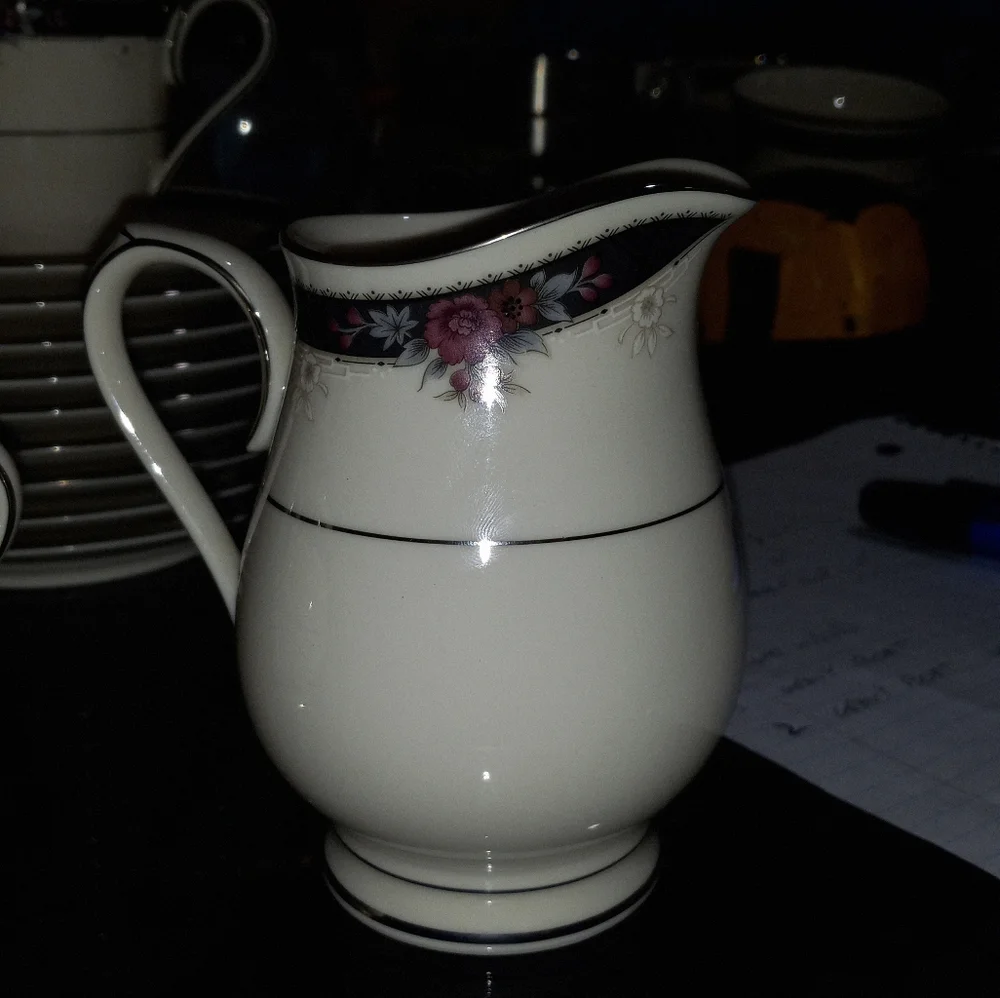 Noritake Etienne ivory china Cream and Sugar set w/ lid - Picture 2 of 5